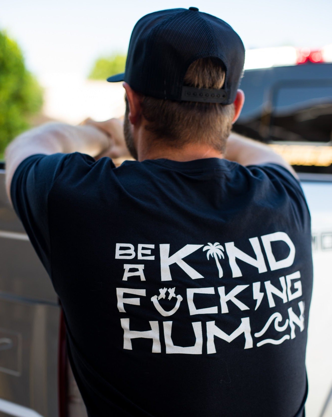 MEN'S BE A KIND HUMAN TEE - BLACK